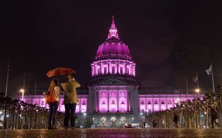 Il City Hall illuminato da luci rosa dopo la Women's March di Washington, il 21 gennaio 2017  (JOSH EDELSON/AFP/Getty Images)