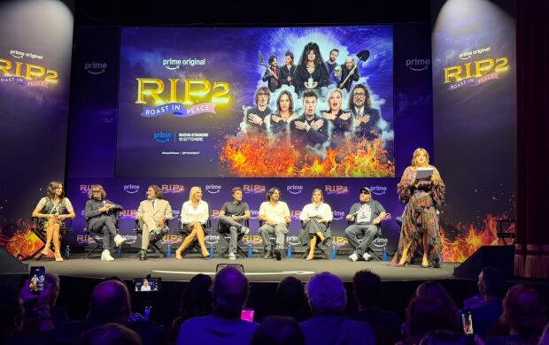Roast in Peace 2: la conferenza stampa tra roast, risate e un funerale tutto da festeggiare